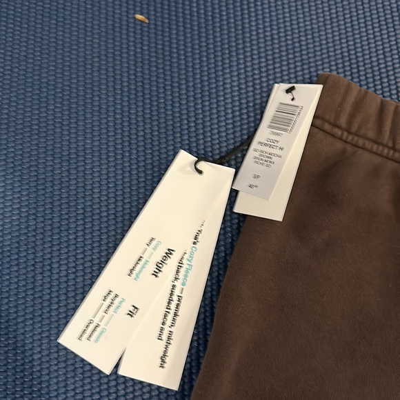 TNA by Aritizia Cozy Fleece Perfect Hi-Rise 3" Sweatshort. - Picture 7 of 9